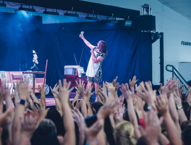 Mais de 800 mulheres celebram o Dia da Mulher com humor e solidariedade